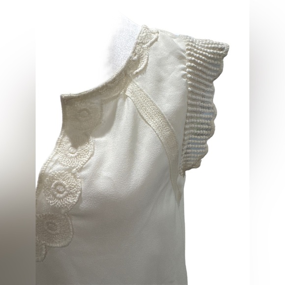 Flowy Blouse with embroidery and lace details - Picture 2 of 4